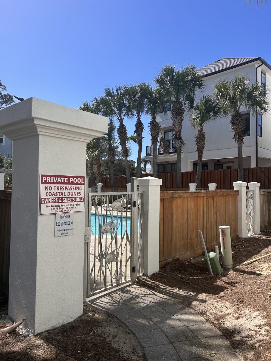 pool area and surounding fence Preview Image 11