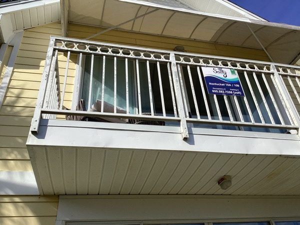 balcony with discolored paint Preview Image 4