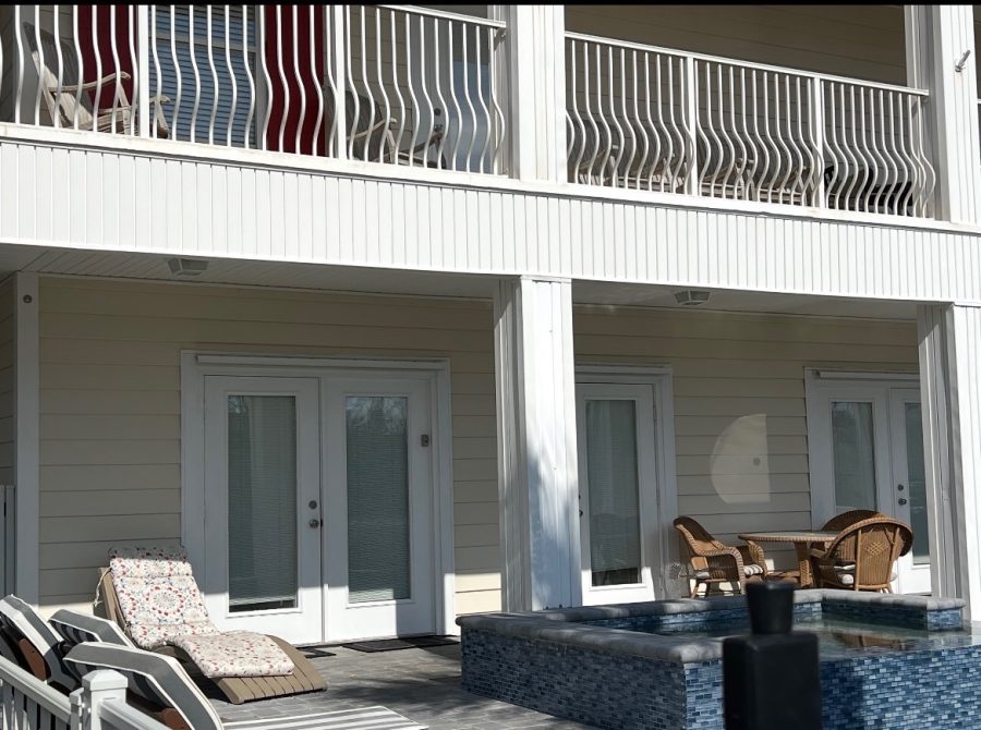 white house exterior with balcony Preview Image 6