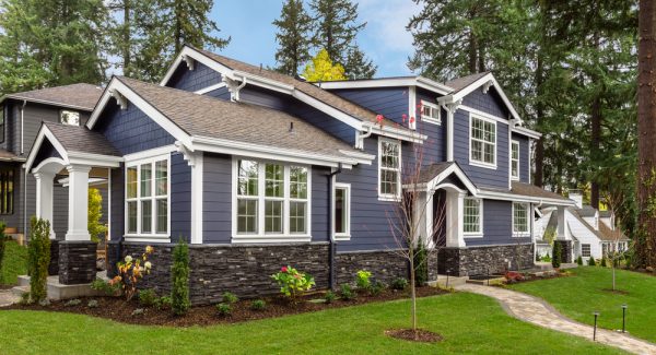 Beautiful,,Newly,Built,Luxury,Home,Exterior,With,Green,Lawn,And