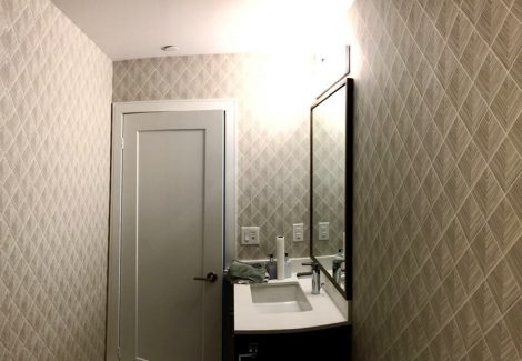 Bathroom wallpaper Sanura Design installation