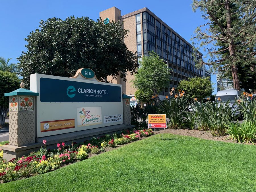 California hotel exterior and sign Preview Image 1