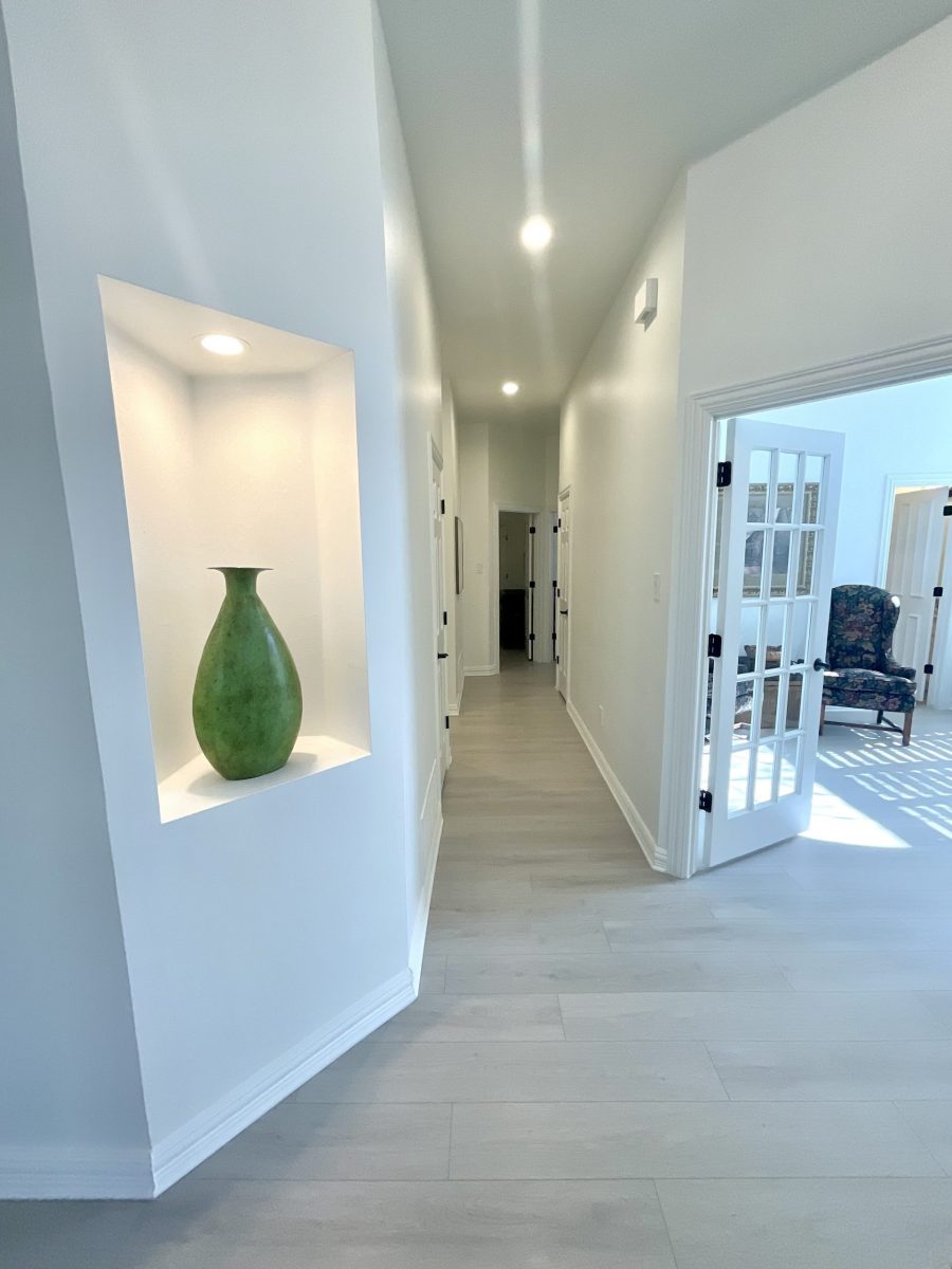 home foyer with wall niche Preview Image 1