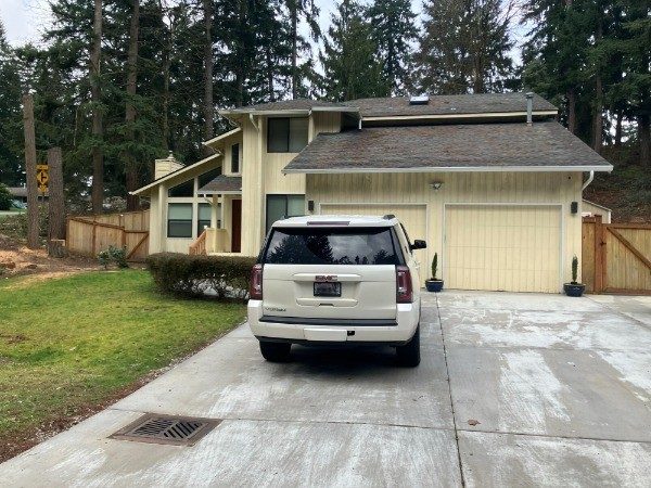 beige house exterior before repaint Preview Image 1