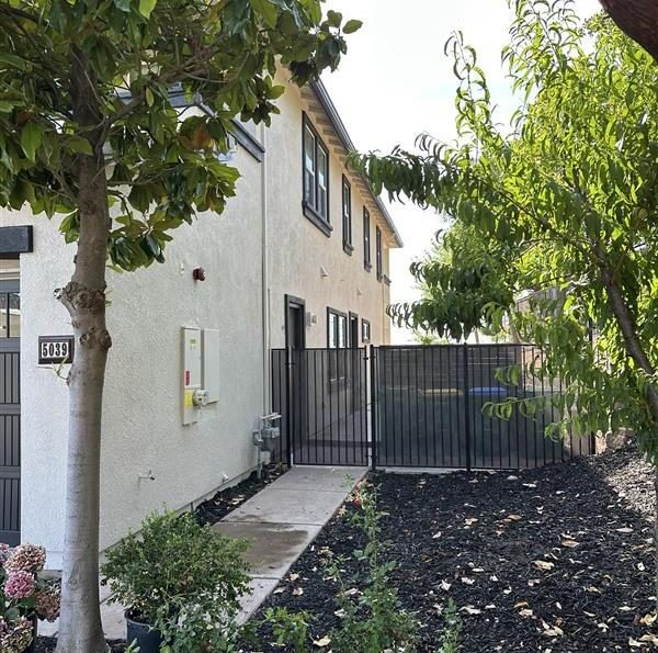 El Dorado Hills Side of House Preview Image 2