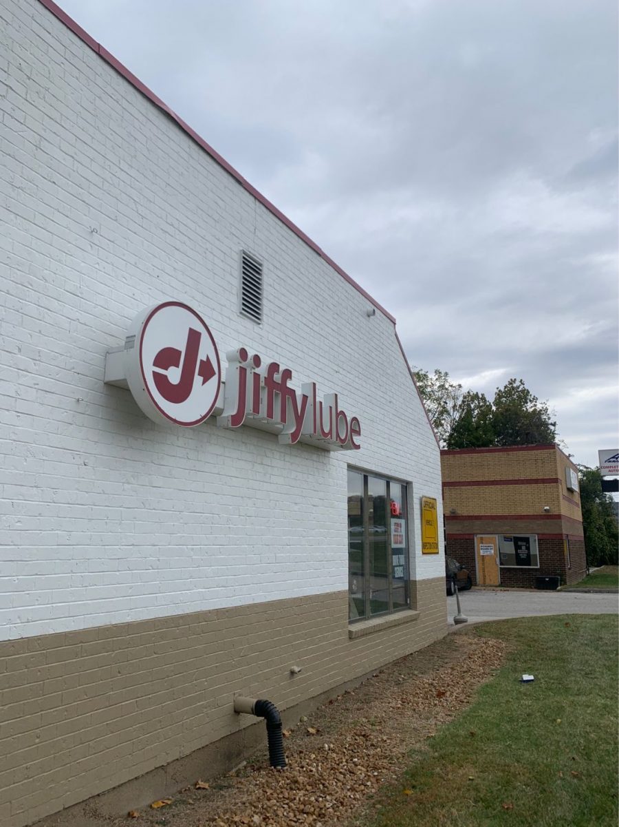 jiffy lube with painted white walls Preview Image 3