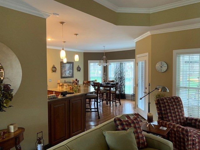 living room Preview Image 4