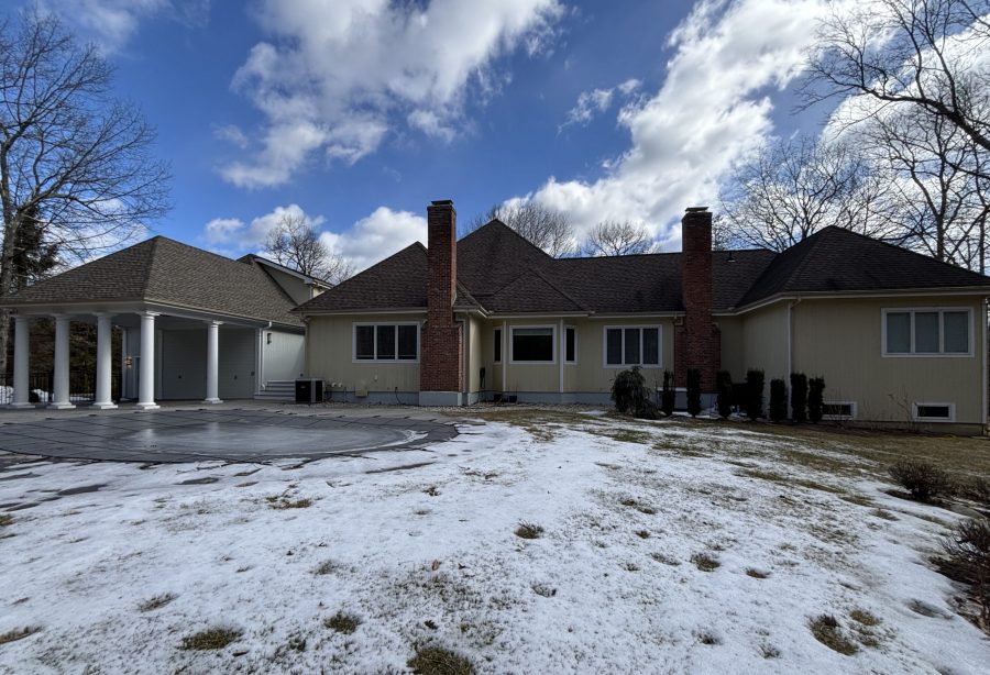 front view of house and front yard Preview Image 13