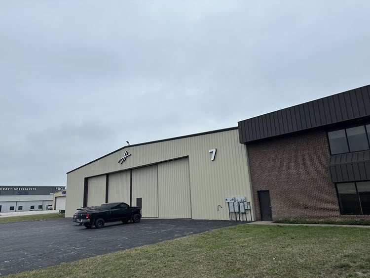 photo of repainted honaker aviation hanger in clark county Preview Image 3