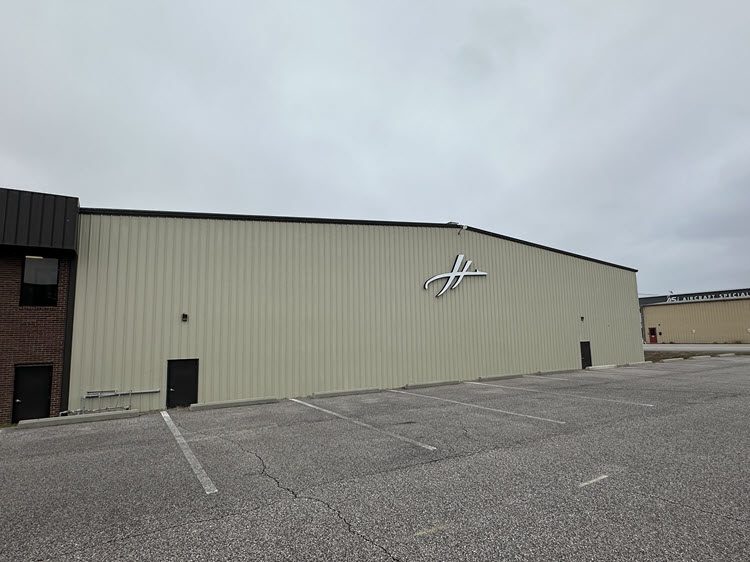 photo of repainted honaker aviation hanger in clark county Preview Image 2