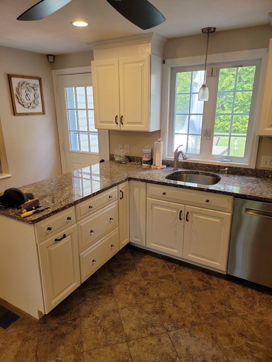 White Kitchen Cabinets Preview Image 3