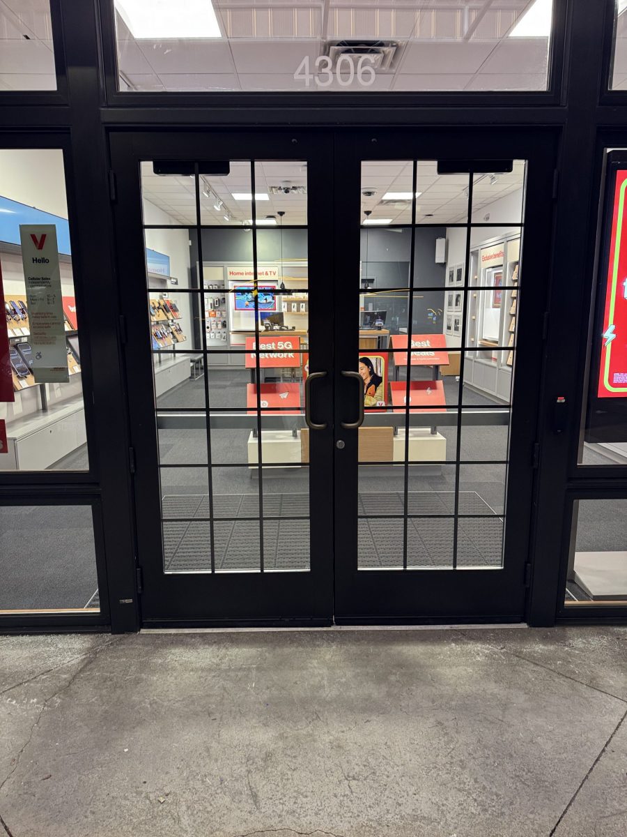 Interior painting of a Verizon store in Spokane Preview Image 10