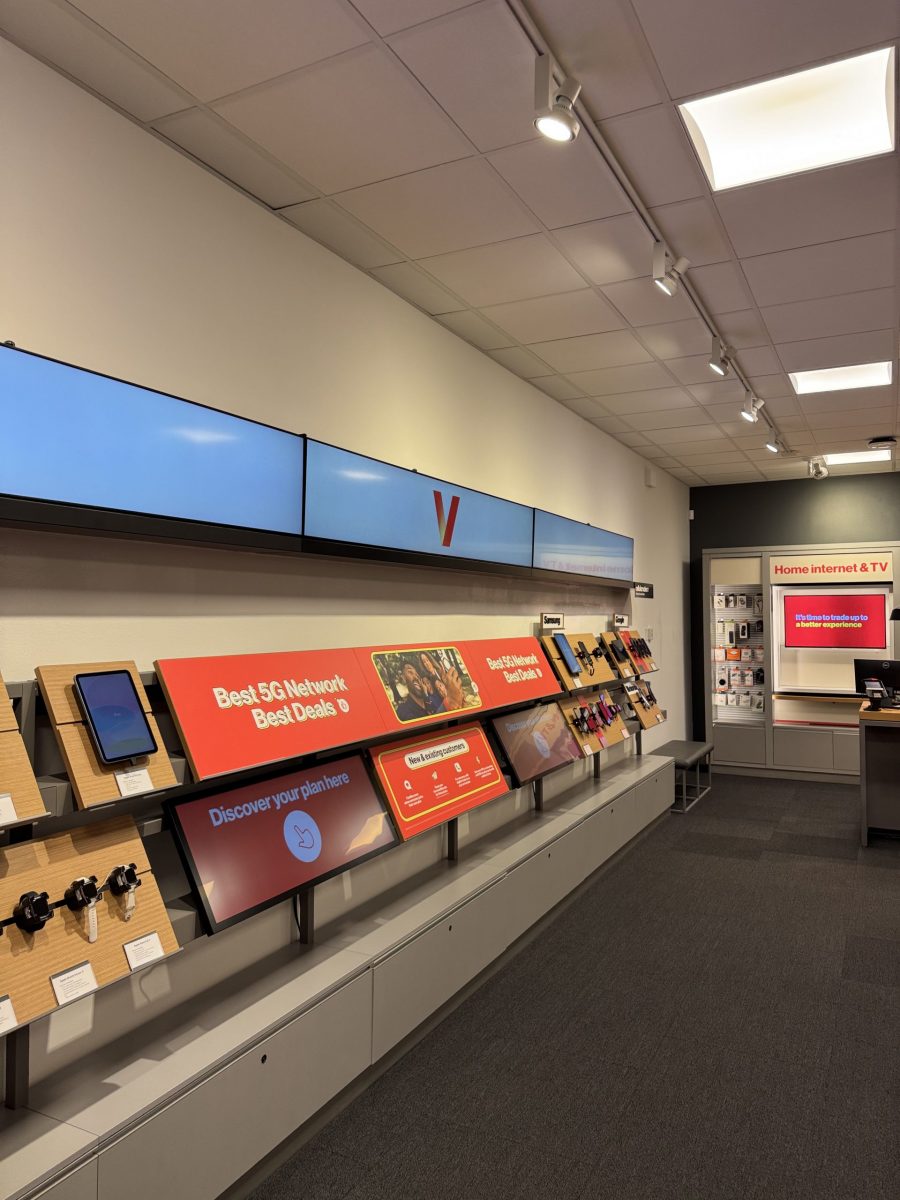 Interior painting of a Verizon store in Spokane Preview Image 4