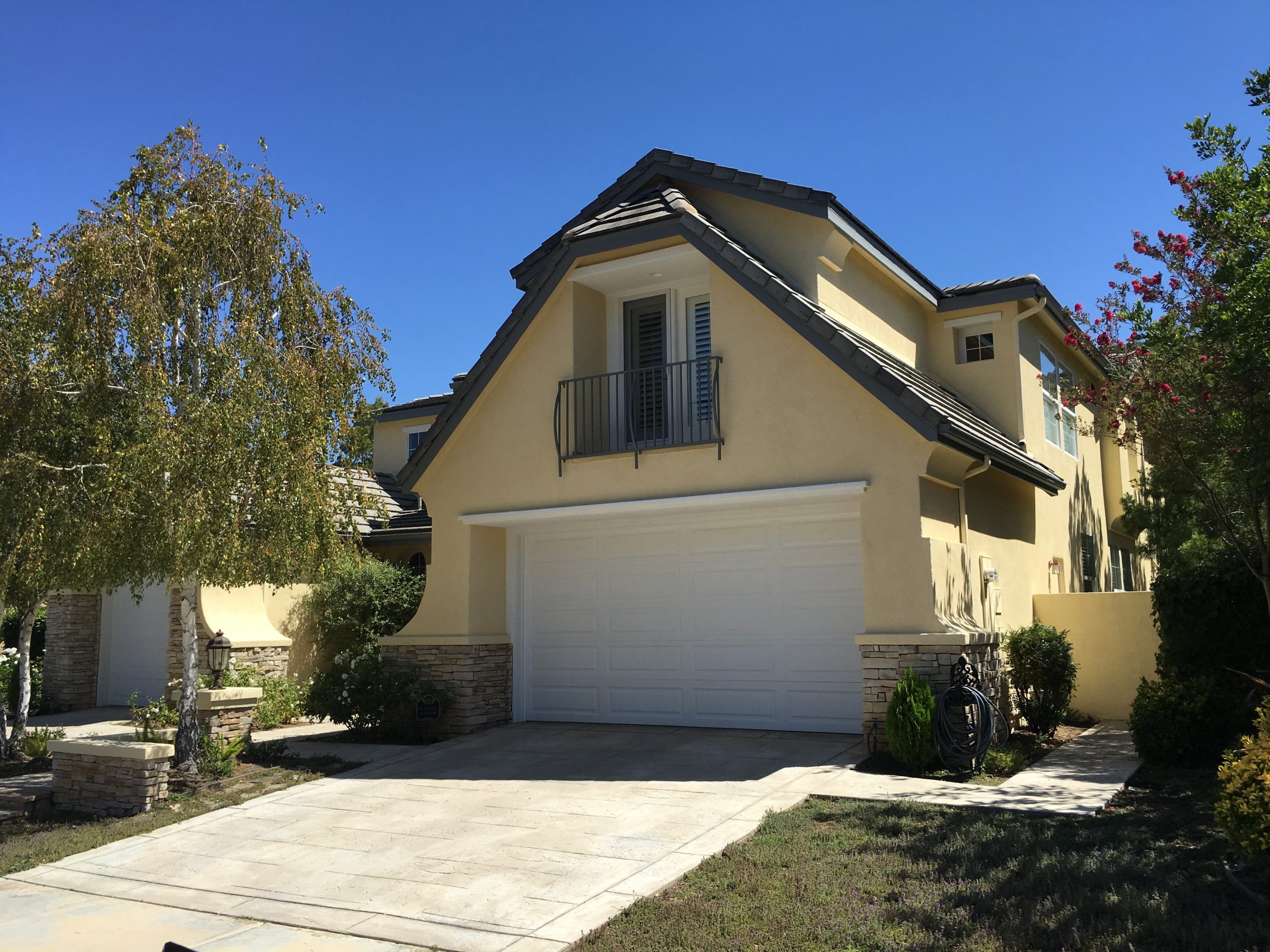 Yellow stucco exterior in thousand oaks