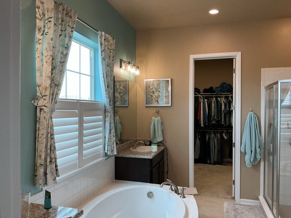 home interior bathroom before repaint Preview Image 14