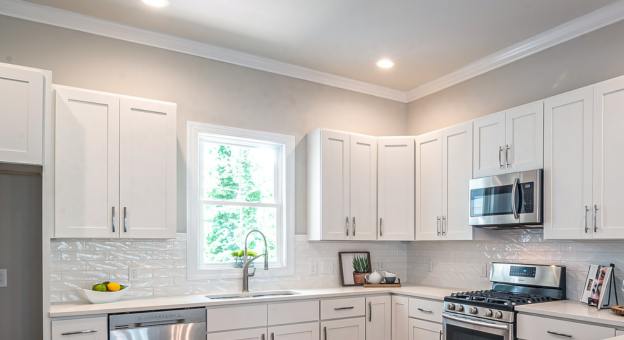 kitchen with crown molding 